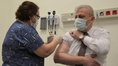 Yaptırdığı aşı plasebo çıkan Bursa İl Sağlık Müdürü yeniden aşı oldu