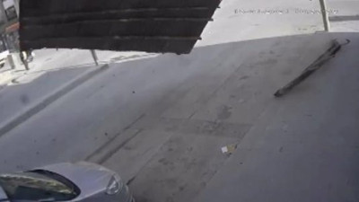 Konya'da çatı ustasının üstüne çatı uçtu