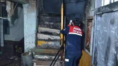 İtfaiyeciler yanmış eşyaların arasında buldu