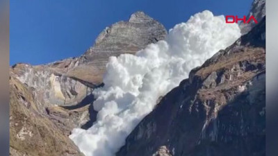 Himalaya Dağları'nın yamacından gümbür gümbür indi. Turistler canlarını saniyelerle kurtardı