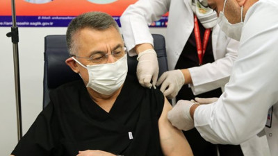 Fuat Oktay da korona aşısı oldu