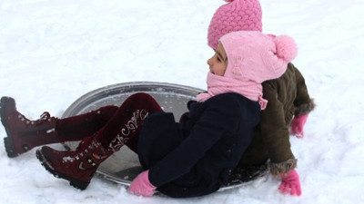 Sivas'ta kar yağışının keyfini yine çocuklar çıkardı. Tepsilerle kaydılar kar topu oynadılar