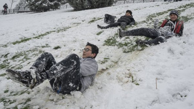 Başakşehir’de kar gören çocuklar yasak dinlemedi