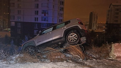 Otomobil 30 metrede asılı kaldı