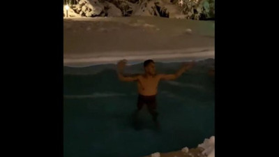 Josef de Souza Galatasaray'a gol atınca karlı havuza girdi