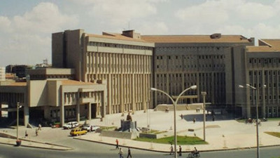 5 milyon harcanmıştı. Valilik binası millet bahçesi için yıkılıyor