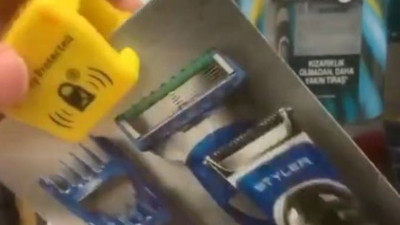 Tıraş bıçakları ne kadar oldu bilen var mı. Çalınmasın diye bakın ne yaptılar. Utanç görüntüleri!