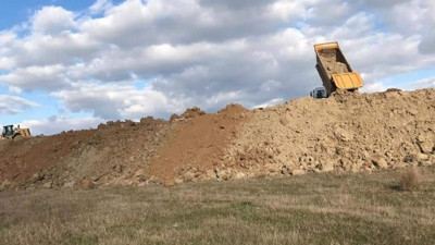 Hızlı trenin hafriyatı tarım alanlarına dökülüyor