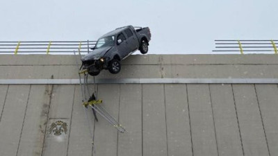 Kayan kamyonet köprüde asılı kaldı. Sürücü asılı araçtan kendisi çıktı. Konya'da akılalmaz kaza