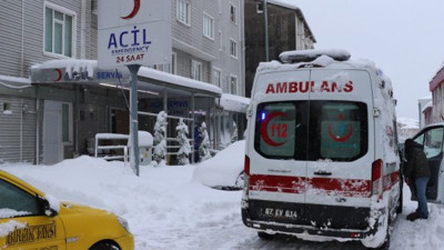 Zonguldak'da kar nedeniyle apartmanın sundurması çöktü