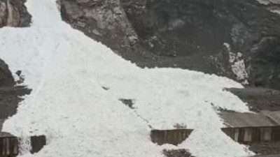 Sümbül Dağı'nın zirvesinden kopup geldi. Çığ tünelleri faciayı engelledi