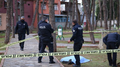 Adana'daki parkta erkek cesedi bulundu
