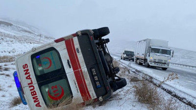 Hakkari'de ambulans devrildi