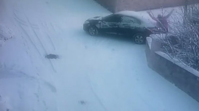 İstanbul Arnavutköy’de buzlu yolda kayan aracını durdurmak isterken ölümden döndü