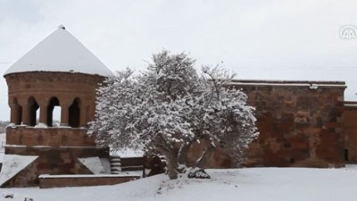 Ahlat’ta tarihi yapılar karla kaplandı