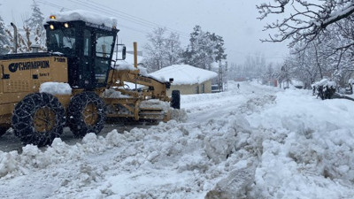Kar 50 santimetreye ulaşınca yüzlerce yol kapandı