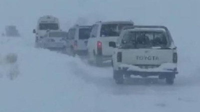 Hakkari'de cenaze konvoyu karda mahsur kaldı