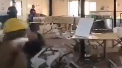 Yemeklerinden böcek çıkan işçiler isyan etti. Yemekhanede arbede çıktı