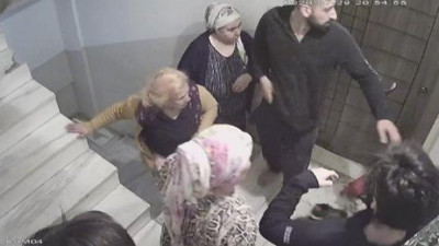 Esenyurt'ta tekmeler tokatlar havada uçuştu. Saç saça başbaşa birbirlerine girdiler