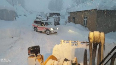 Hakkari'de karla kaplı yolları aşmaya çalışan sağlık çalışanları zamanla yarıştı