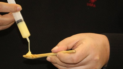 Arı sütü ömre ömür cana can katıyor. Günde 1 sefer tahta kaşıkla yeniyor