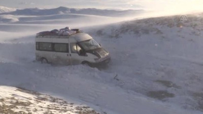 Yoğun tipi sonucu mahsur kalan 30 kişi kurtarıldı