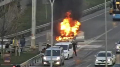 Maltepe D-100'de alev alev yanan otomobil kamerada