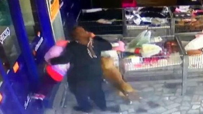 Ankara'da 2.5 yaşındaki çocuk dehşeti yaşadı. Pitbull hamle yaptı görenler sopalarla saldırdı