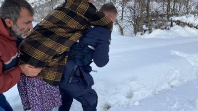 Bartın'da ölümün eşiğindeki aileyi sırtında taşıdı. Cefakar mehmetçik