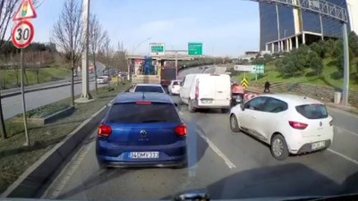 Motosiklet sürücüsü karşıya geçmeye çalışan kişiye çarptı