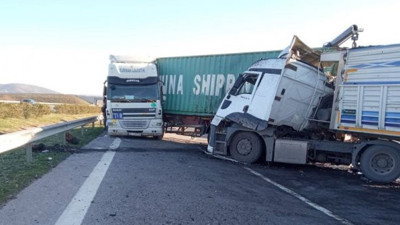 2 TIR birbirine girdi otoyol ulaşıma kapandı