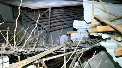 Lodos çatıyı yerinden söküp uçurdu