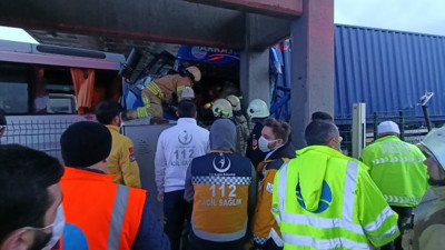 TEM Otoyolu’nu kilitleyen kaza. Esenyurt’ta TIR ile minibüs çarpıştı. Yaralılar var