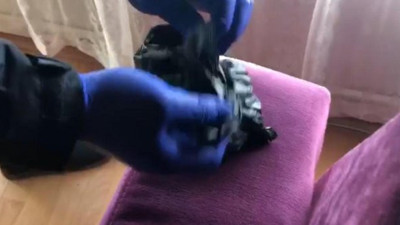 Kanepenin altına gizlenmiş halde bulundu. Ekipler aramadan sonra 2 şüpheliyi gözaltına aldı