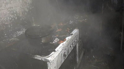 Ocakta unutulan yemek evi duman etti