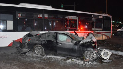Önce direğe sonra otobüse çarpıp durabildi