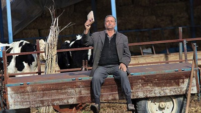 67 yaşındaki Ali dede elindeki kitapla gençlere ilham oluyor