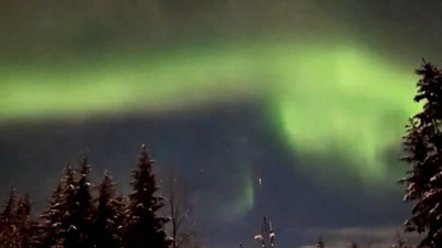 Alaska'da Kuzey ışıkları geceyi gündüze çevirdi. Görüntüler izleyenleri büyüledi
