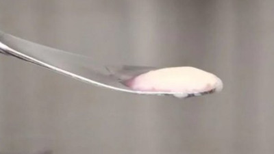 Laboratuvarda ürettikleri eti pişirip yediler