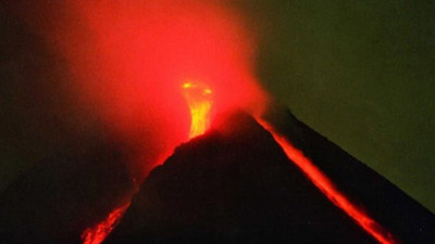 Endonezya'daki Merapi Yanardağı'nda patlama. Lav kütlesi yamaçtan 1600 metre aşağı indi