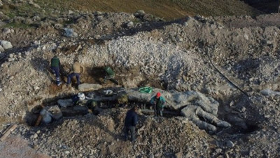 Kazı yaparken kazma saplandı kaldı. Yunanlı arkeologların önüne bir anda çıktı