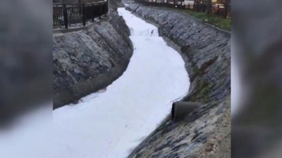 Esenyurt'ta yola taşan köpük çevre halkını korkuttu