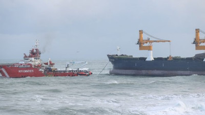 Beykoz açıklarında karaya oturan Panama bandıralı kargo gemisi kurtarıldı