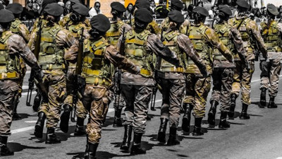 Orduda kadınlara makyaj serbest