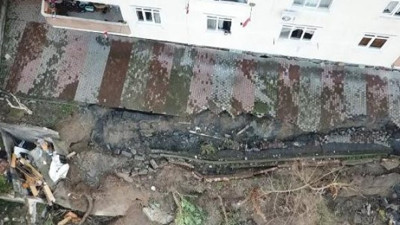 Küçükçekmece'de şiddetli yağış duvar çökertti