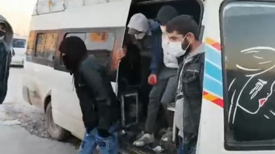 15 kişilik minibüsten 33 yolcu indi. Adana'daki trafik polisleri saya saya bitiremedi
