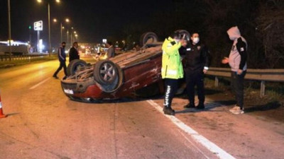 TIR'a çarpıp takla atan otomobilden çıkıp, kaçtılar