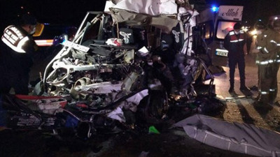 Balıkesir'de işçi servisi tırla çarpıştı 3 ölü, yaralı