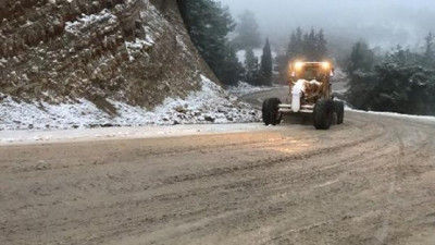 Kuşadası'nda köy yolları kardan temizlendi