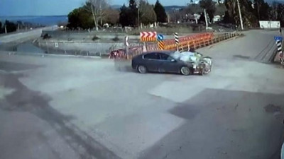 Araba motosiklete çarptı. Motosiklet metrelerce havaya uçtu